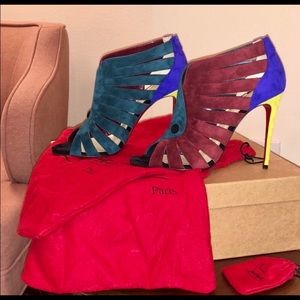 CHRISTIAN LOUBOUTIN
Suede Toot Mignonne